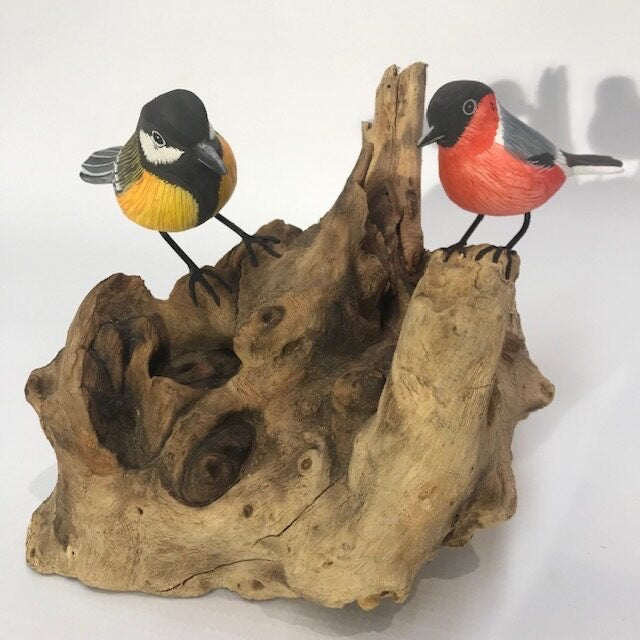 Deux oiseaux peints sur racine. 