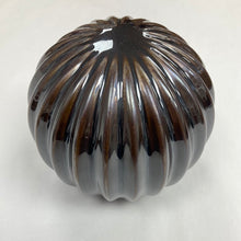 Cargar imagen en el visor de la galería, Ceramic Ribbed Ball
