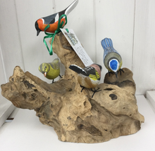 Afbeelding in Gallery-weergave laden, Vier geschilderde vogels op wortel. 
