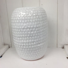 Cargar imagen en el visor de la galería, White ribbed vase
