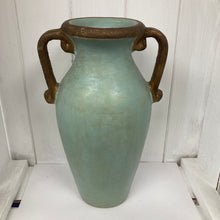 Afbeelding in Gallery-weergave laden, Vaas met grote handgreep (pastelblauw)
