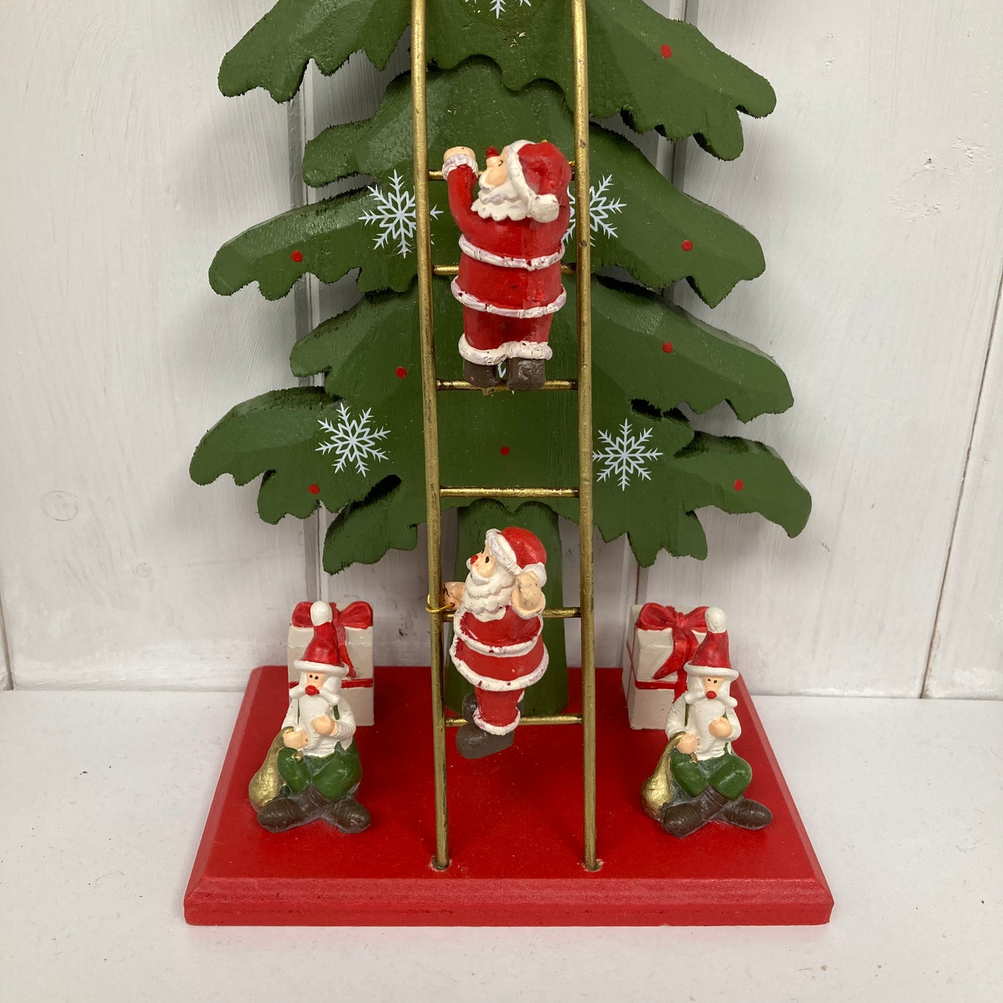 Small Xmas Tree with ladder and santas
