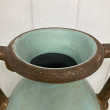 Afbeelding in Gallery-weergave laden, Vaas met grote handgreep (pastelblauw)
