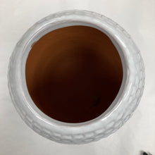 Cargar imagen en el visor de la galería, White ribbed vase
