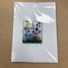 Afbeelding in Gallery-weergave laden, Pam Peters: Hangende tokenkaarten van gesmolten glas 

