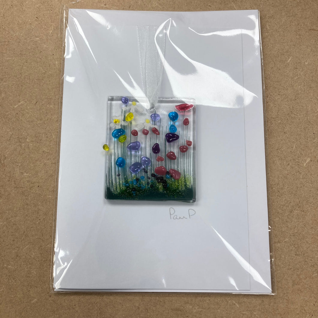 Pam Peters: Hangende tokenkaarten van gesmolten glas 
