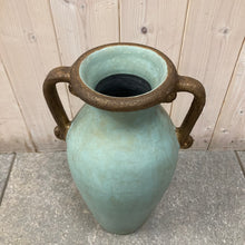 Afbeelding in Gallery-weergave laden, Vaas met grote handgreep (pastelblauw)

