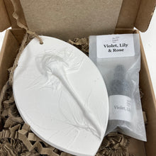 Afbeelding in Gallery-weergave laden, Rose Botanical Cast Diffuser
