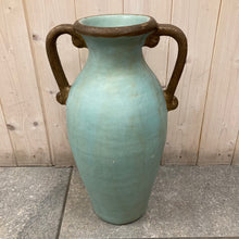 Afbeelding in Gallery-weergave laden, Vaas met grote handgreep (pastelblauw)
