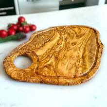 Cargar imagen en el visor de la galería, Grooved Olive Wood Chopping Board with handle
