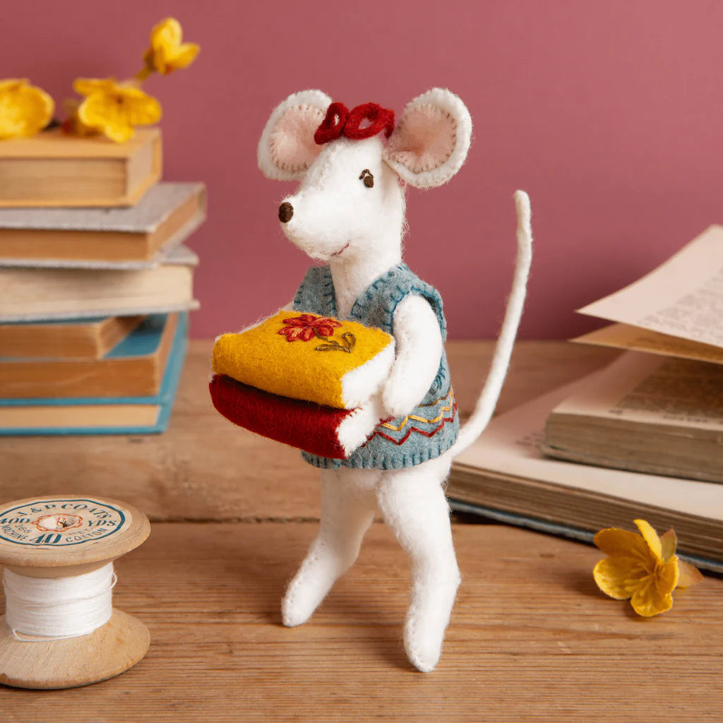 Felt Craft Kit by Corinne Lapierre: Little Miss Mouse Librarian