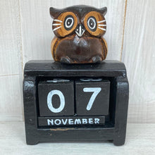 Cargar imagen en el visor de la galería, Owl Miniature Perpetual Calendar - The Coast Office
