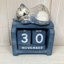 Cargar imagen en el visor de la galería, Sleeping Cat Miniature Perpetual Calendar

