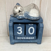 Cargar imagen en el visor de la galería, Sleeping Cat Miniature Perpetual Calendar
