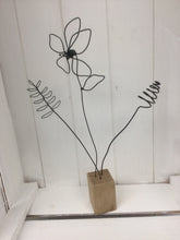 Charger l&#39;image dans la galerie, Lily, feuillage et fleur de fil tourbillonnant (noir)

