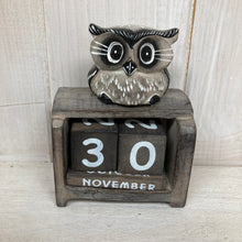 Cargar imagen en el visor de la galería, Owl Miniature Perpetual Calendar

